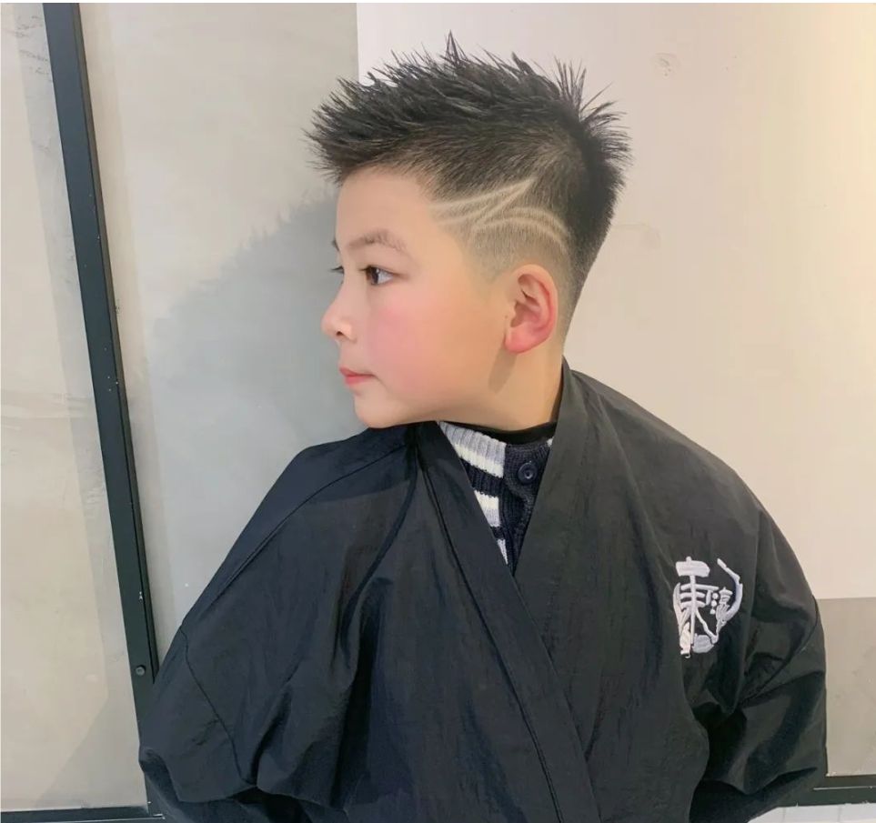 色彩搭配 天热小男孩剪什么发型?寸头锅盖头纹理烫,10几款任你挑选