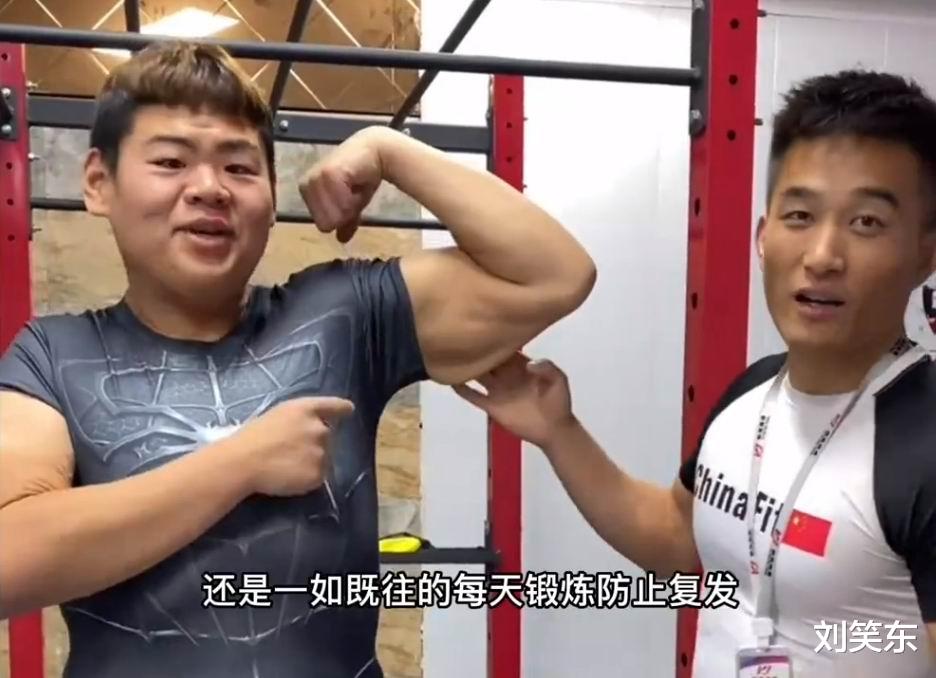 健身教练 688斤小伙被肥胖折磨立志减肥，两年瘦到200斤，迎娶漂亮健身教练