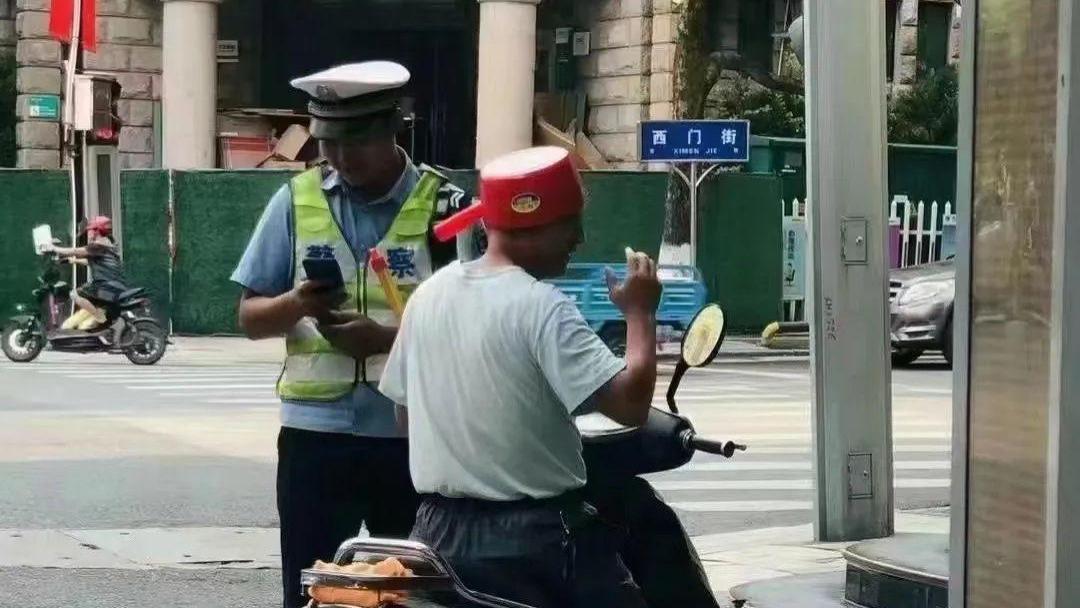浙江男子骑电动车被拦下！交警走近一看，顿时尬笑