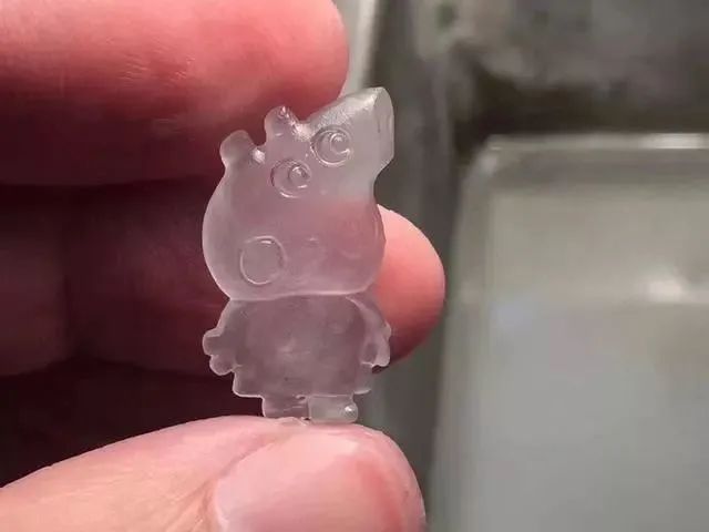 翡翠|现在的翡翠市场都面向小孩子,雕刻还能以卡通人物为题材