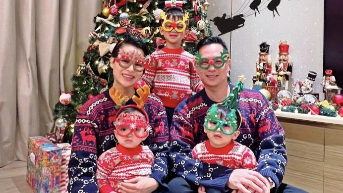 胡杏儿|胡杏儿晒全家福，连续多年在同一棵圣诞树前合影，三兄弟手牵手超有爱