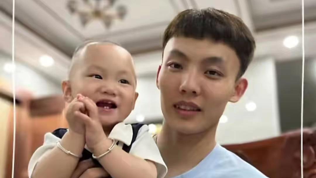 徐杰|靓仔回家！徐杰姐姐罕见曝光，两人外表神似，小学教师孩子已2岁