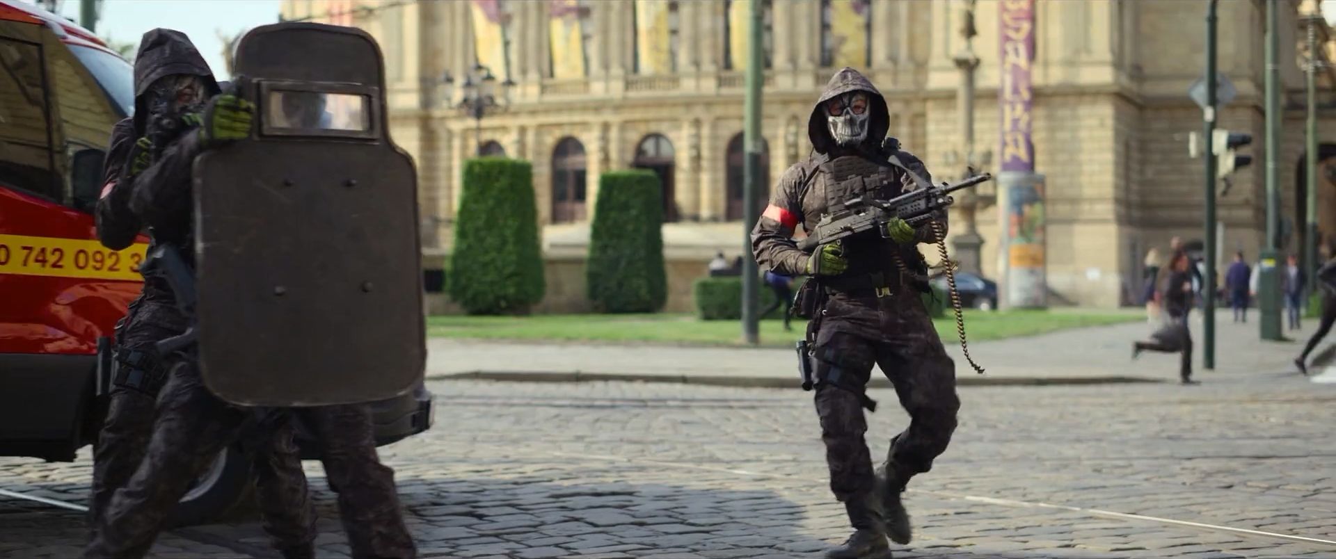 灰影人|《灰影人》：油而不腻、老套但扎实，罗素兄弟谍战宇宙的精美序篇