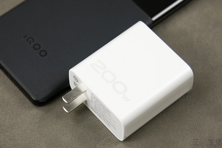 小米科技|iQOO 10 Pro评测：200W闪充旗舰，自研技术成亮点