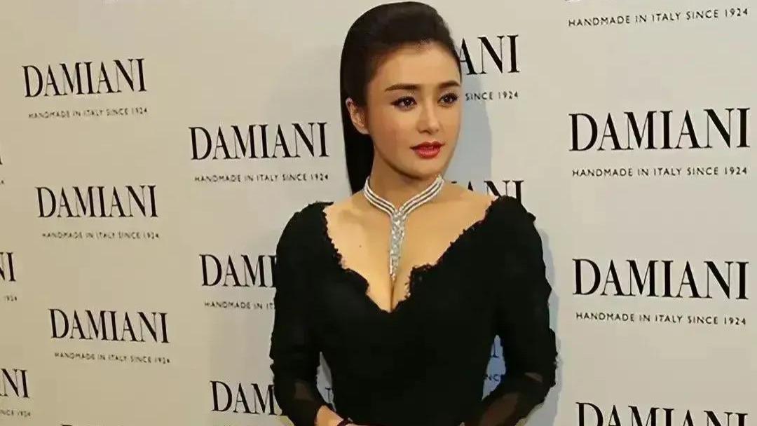 秦岚|43岁秦岚穿黑色蕾丝裙大秀身材，大背头造型却出现男相，失了温婉