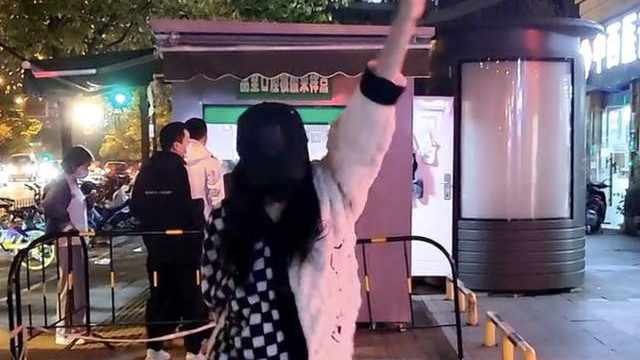 曹颖|前央视主持曹颖引争议，核酸检测点前穿睡衣热舞，动作夸张无人看