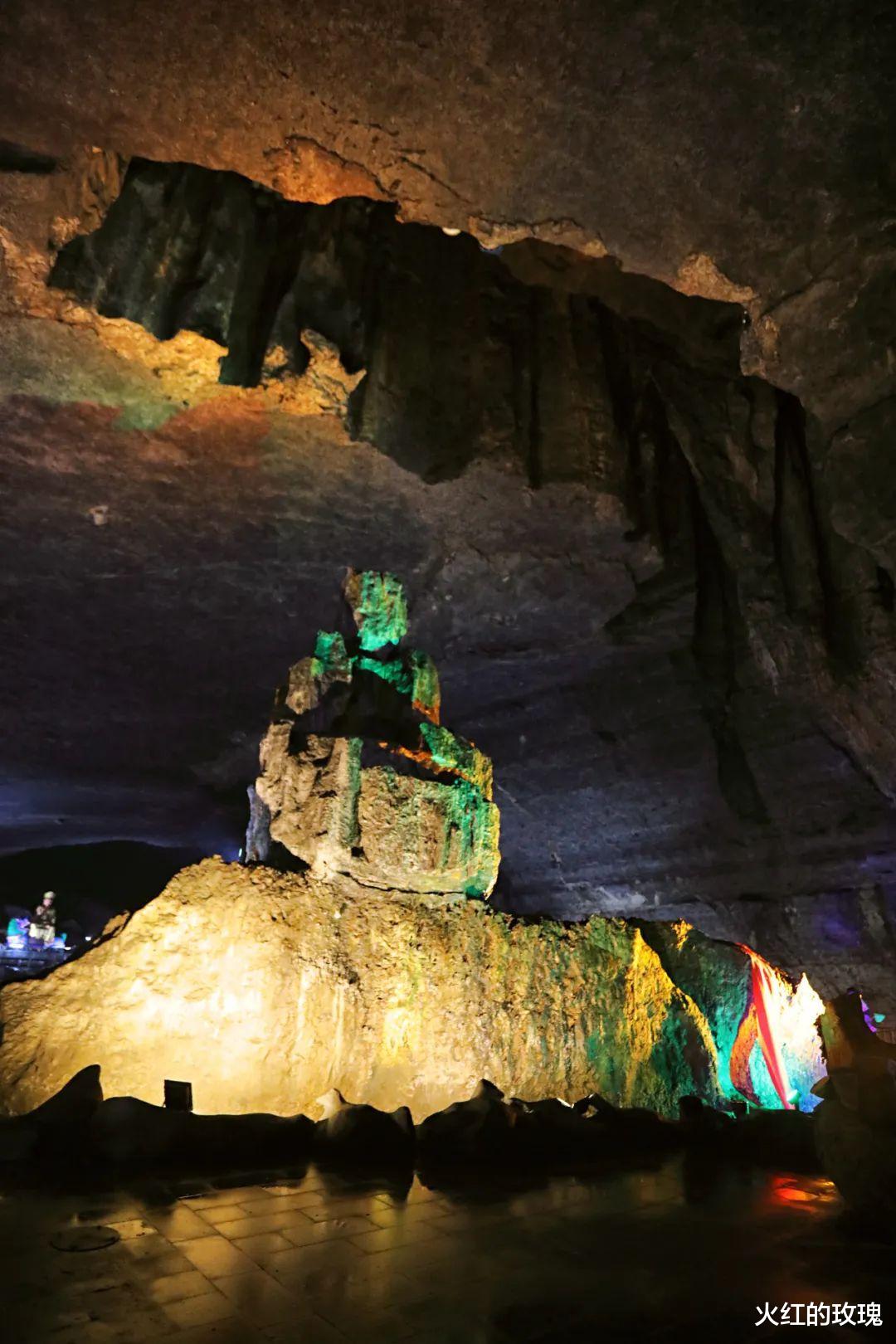 恒河|神奇！重庆深山发现一个巨洞，天上掉落一块巨石，神似佛像