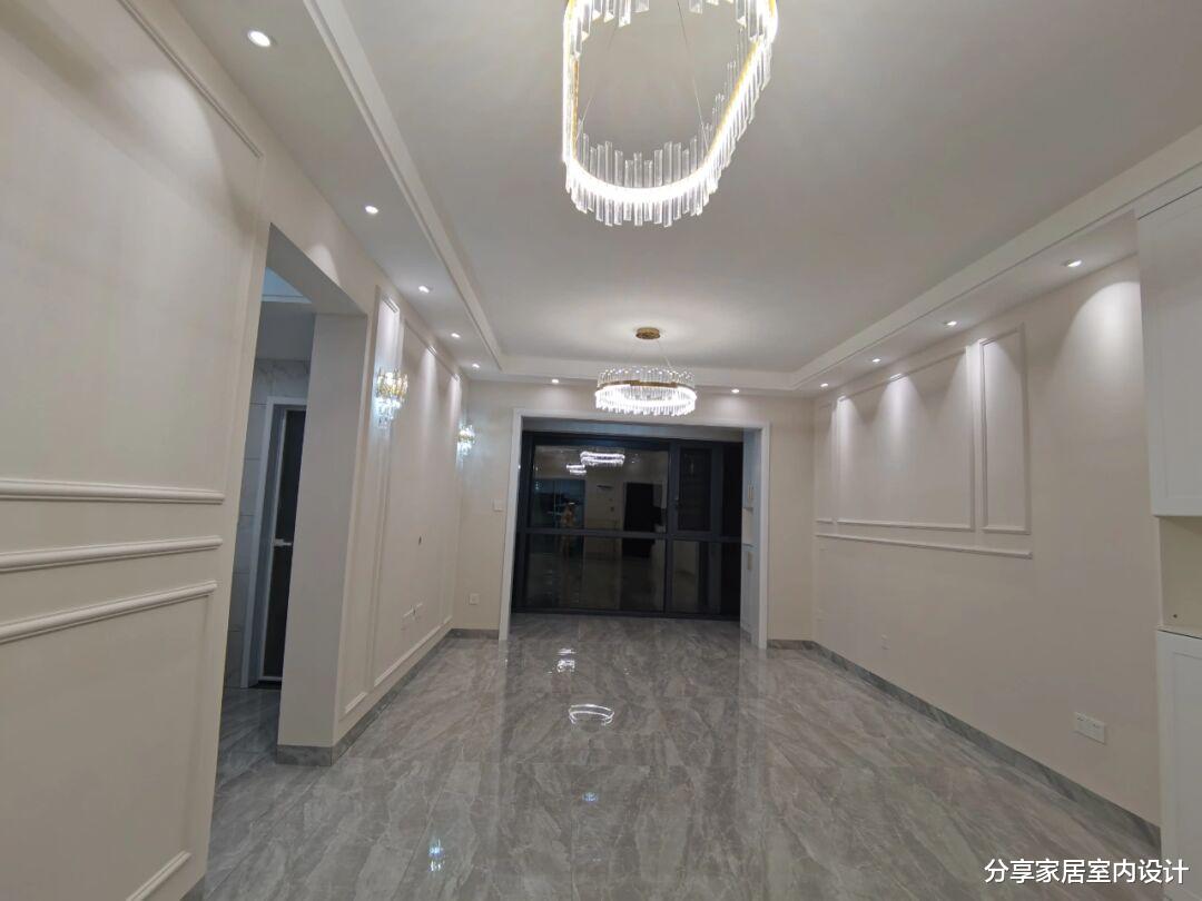 硬装完工,放弃木工师傅选择全屋定制很满意,铺贴灰色瓷砖很机智