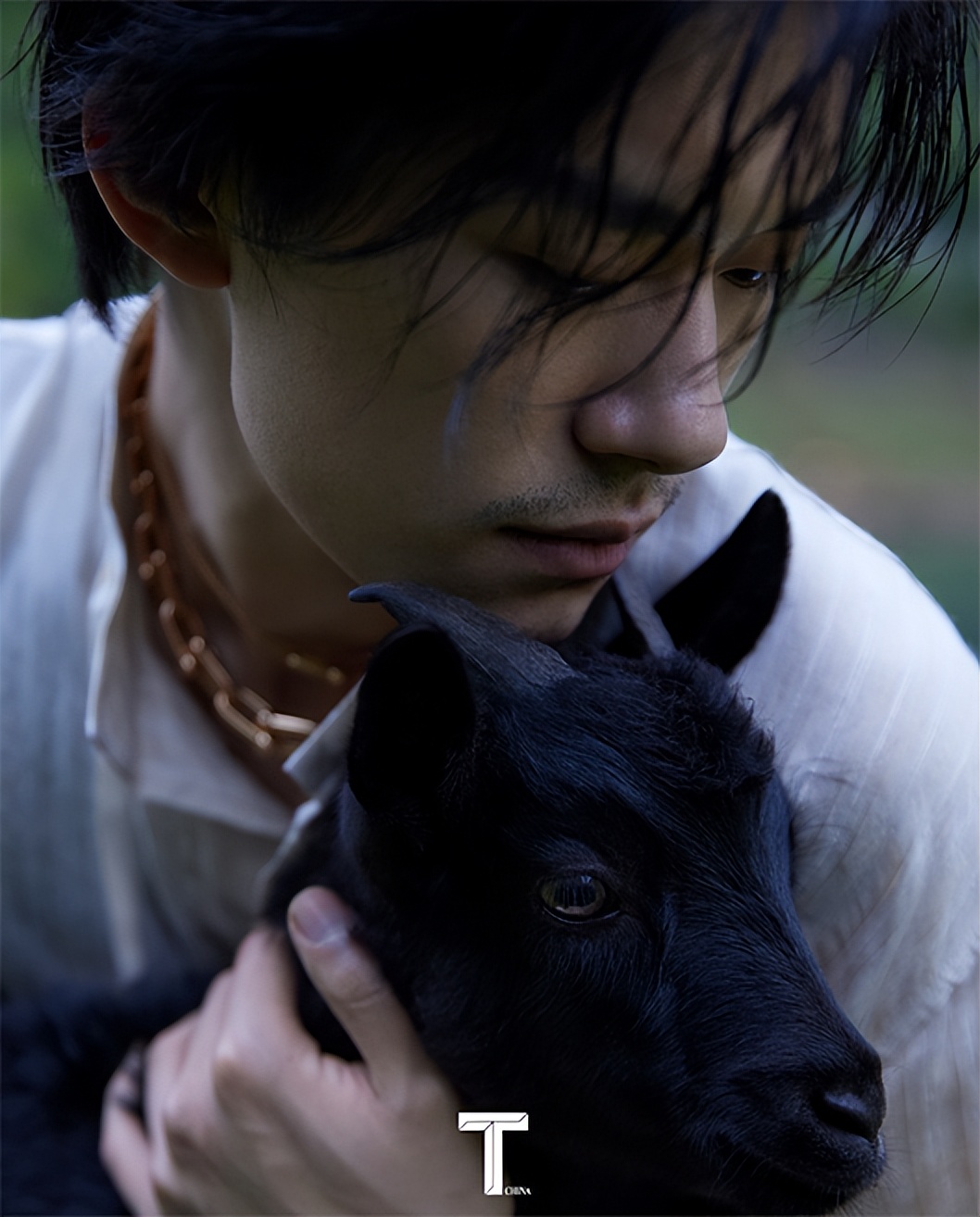 易烊千玺|易烊千玺四登《T》杂志,胡渣、湿漉的发丝,成熟感大片