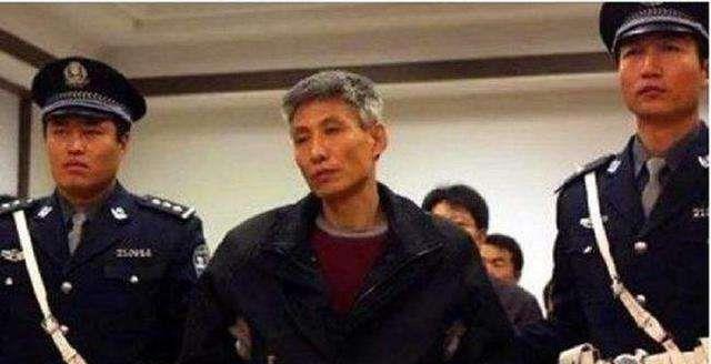 2003年,刘涌在殡仪馆受刑时面色平静,被火化后其妻抱着骨灰痛哭