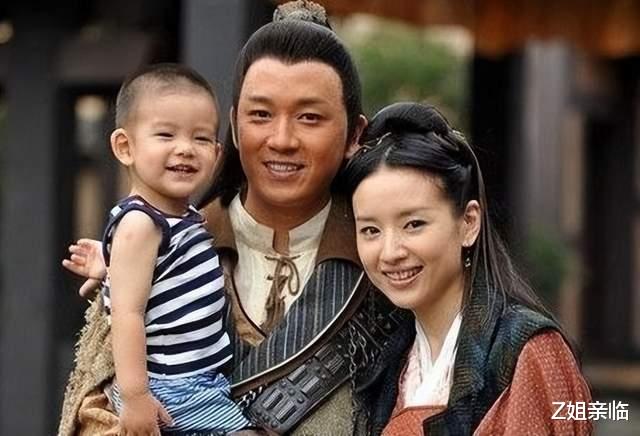 郑少秋|表面是星二代,实际是可怜人,有亲爹像没有,最长38年没见过爸爸