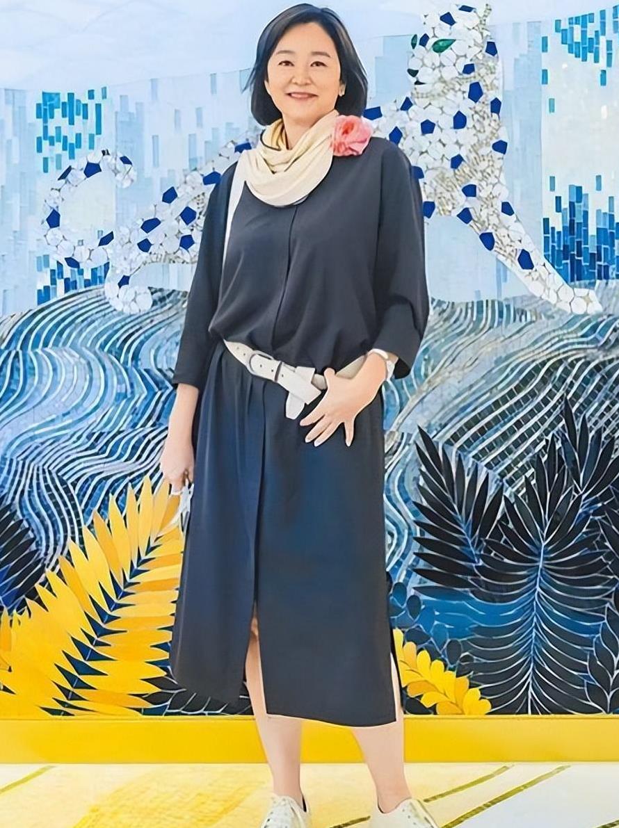 林青霞|林青霞晒新年美照,书架旁凹造型,诠释68岁女人的真善美