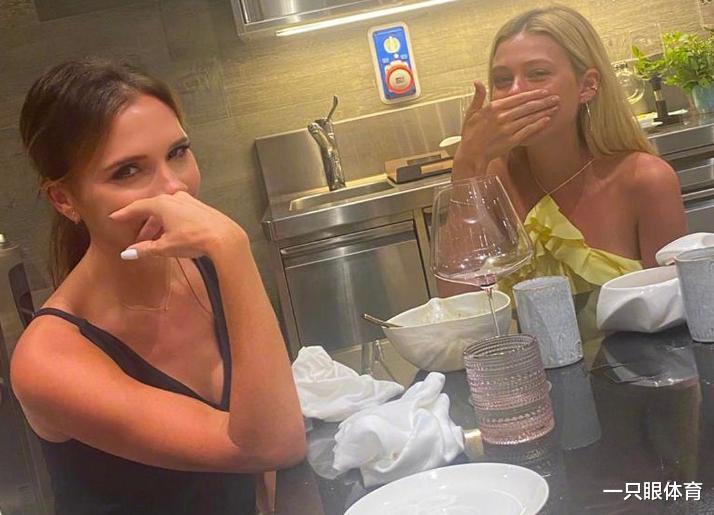 维多利亚·贝克汉姆|妮可拉67岁母亲穿白睡袍,保养太好!身材不逊贝嫂,近照有气质