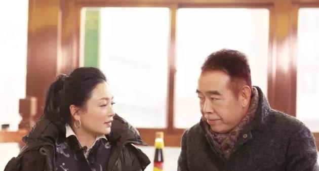 客厅|参观陈凯歌住的豪宅,客厅挂着昂贵骏马图,家里面积大得过分