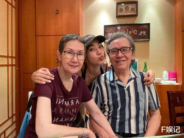 人生大事|秦沛女儿姜丽文为叔叔姜大卫庆生 双手各搂姜大卫夫妇开心合影