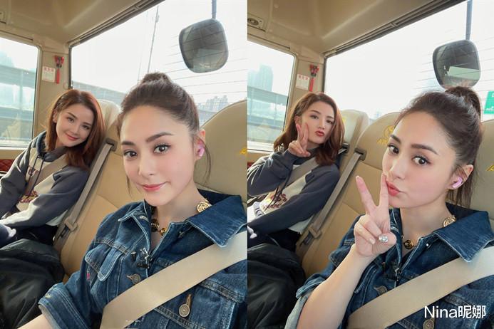 阿娇|姐妹情深！Twins姐妹大巴车里合影，阿娇上演歪脖子阿Sa嘟嘴卖萌