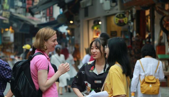 饮食 女大学生发型走红,00后觉得很是潮流,网友调侃:像极了70后大妈