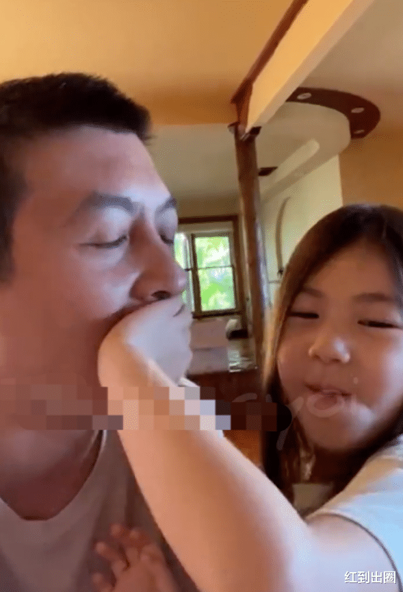 陈冠希|陈冠希带娃直播引热议！胡子拉揸略显老气，和5岁女儿嘴对嘴亲吻