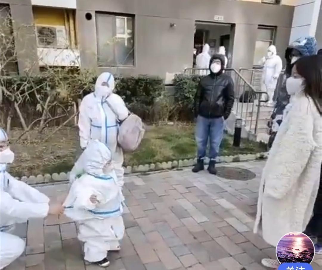 孩子阳了父母为了不影响邻居抱着他去方舱,不料被邻居劝住了