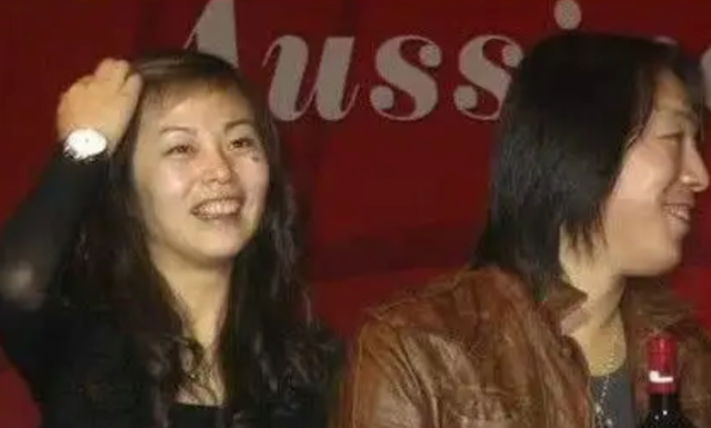 黄渤|黄渤携全家为女儿庆生!妻子小欧身材略显臃肿