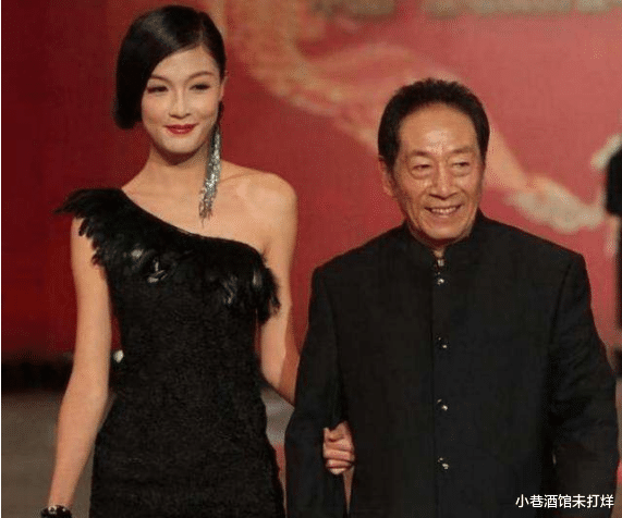 王奎荣|王奎荣携小37岁娇妻露面!头发全白皱纹明显,妻子戴30万表显富贵