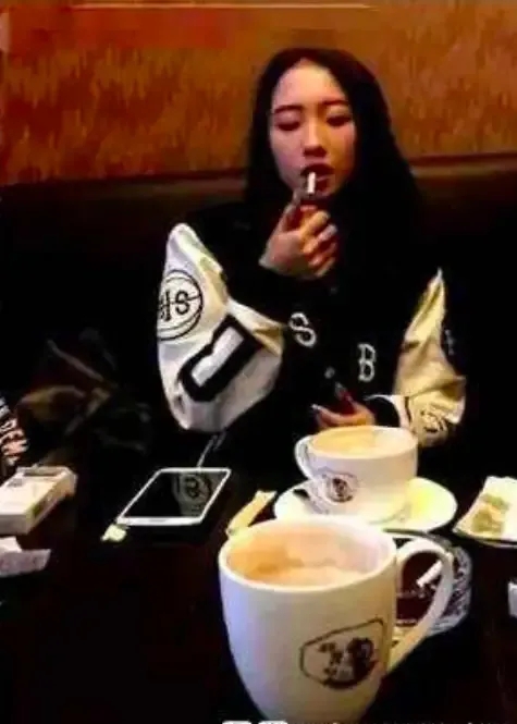 徐静蕾|人前一套人后乱套，5个长得清纯优雅的女明星背地里却是老烟枪，谁是你的意难平