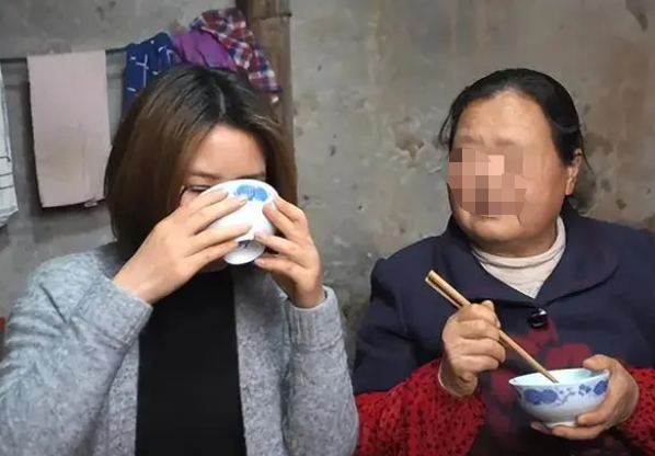 案例:50岁大妈为帮丈夫占有保姆,在饮料中下药,事后称看看反应
