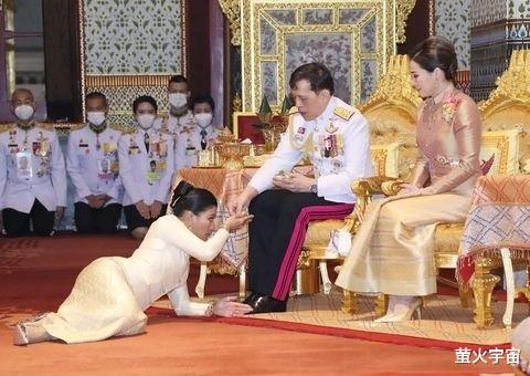 泰国小公主迎来36岁,匍匐在父王脚边被赐福,大姐昏迷快一个月了