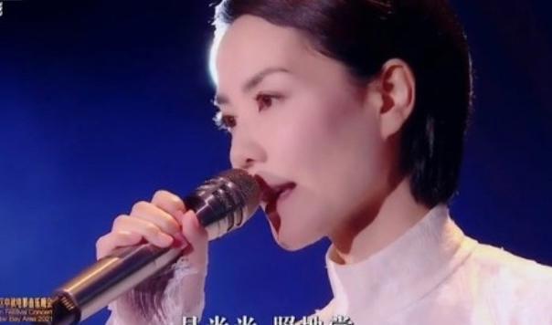 王菲|王菲52岁身材超好，代言费达3000万元，造型被称像仙女