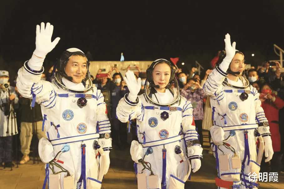 杨利伟在太空听到“敲门”声,17年后谜底才揭开,多亏他当时机智