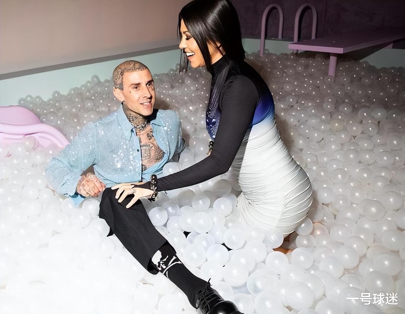 金·卡戴珊|卡戴珊姐妹集合，詹娜继续晒美照，NBA花魁抢镜，布克扛起大旗