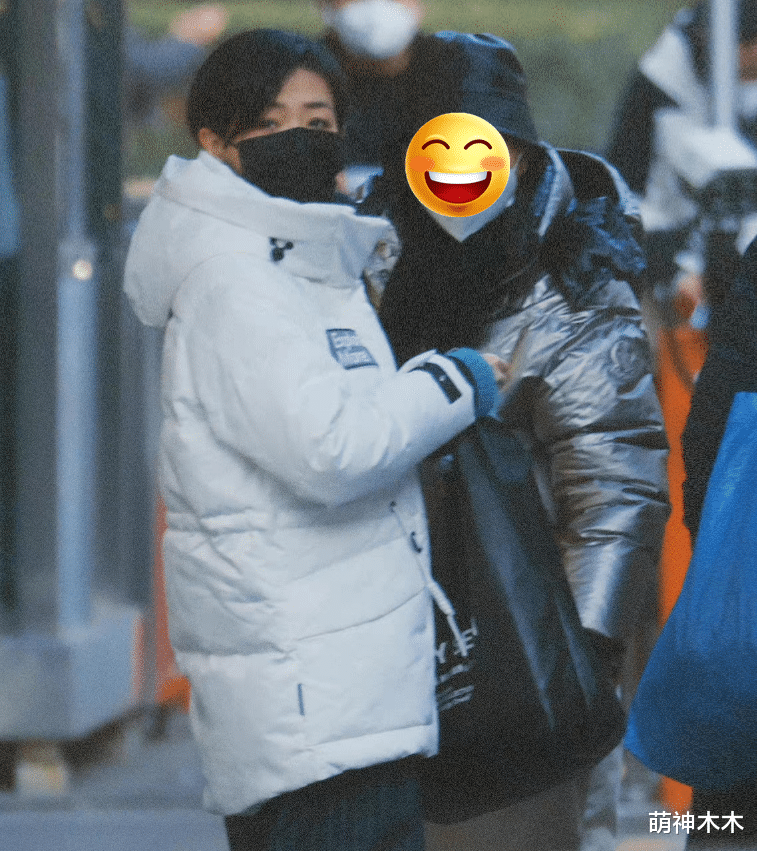 杨紫|春晚最后一场彩排来啦！杨紫丸子头包裹严实，赵丽颖紫色大衣抢眼