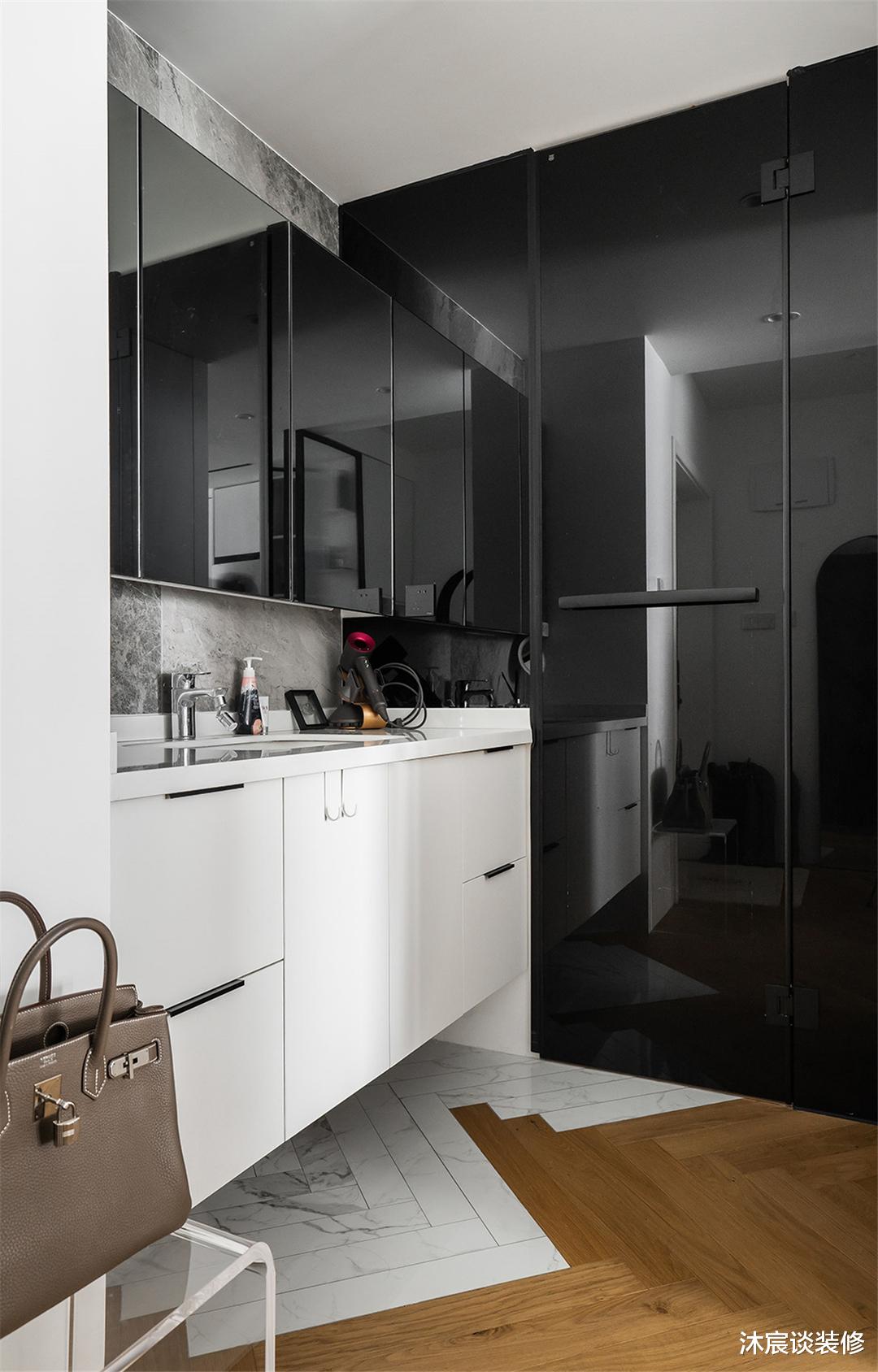 80㎡女白领的独居空间，现代黑白灰的简约设计，时尚高级有质感