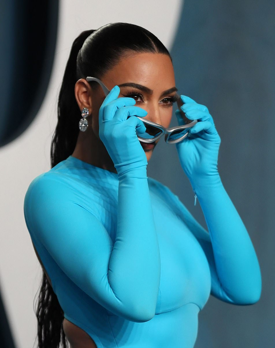 金·卡戴珊|金卡戴珊走红毯又把人美到了，紧身蓝裙化身“蓝精灵”，身材太好无赘肉