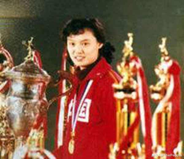 董明珠|名人圈那些意想不到的美女：董明珠学生照曝光，扎双马尾笑容太甜