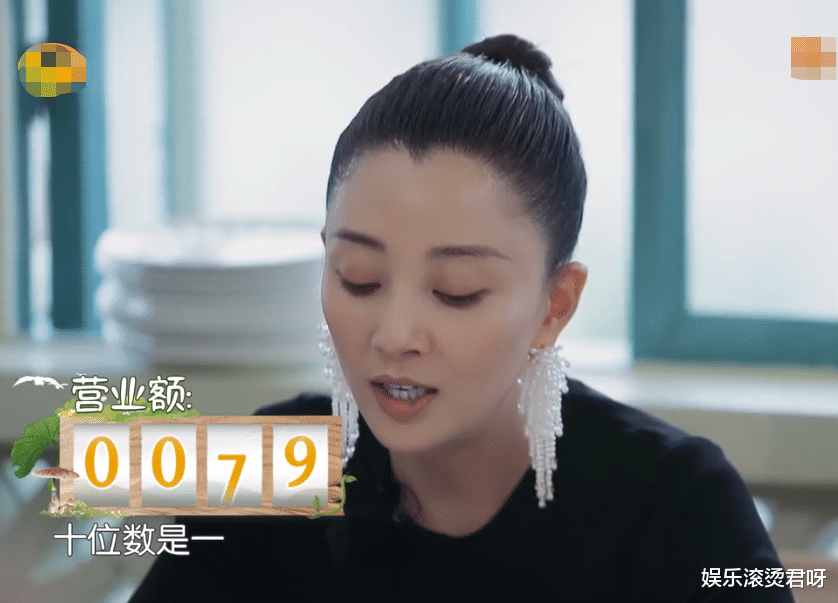 殷桃|《中餐厅6》:化浓妆戴耳饰穿裙子,殷桃被质疑放不下偶像包袱