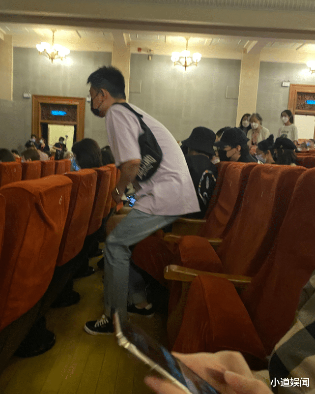 何九华|偶遇郭麒麟栾云平等人观看话剧，网友：何九华终于领王鸥见家人了