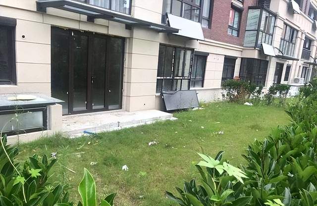 买一楼带院子的房子,栽种各种花草果蔬,这样的生活太精致了