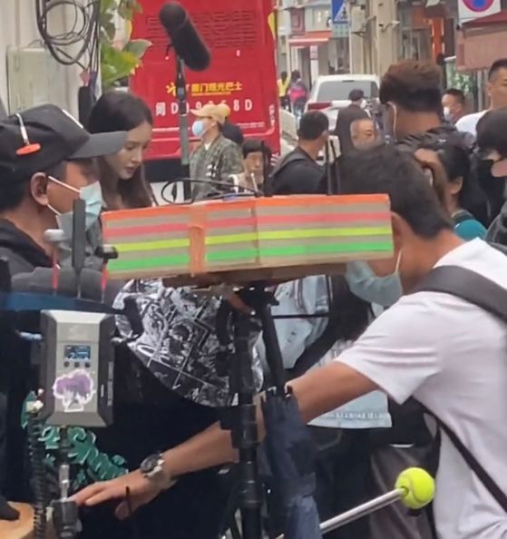 金晨|厦门:金晨拍戏被网友偶遇,肤白貌美大长腿,“就在我家楼下”