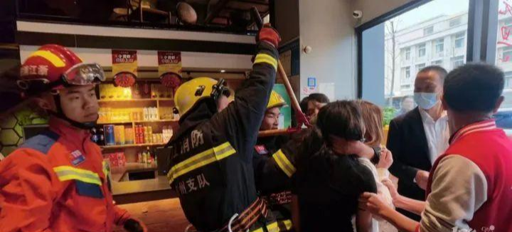 “姐妹生死局”!?两女子脖子被铁链锁一起,钥匙扔厕所,背后原因竟是一男子!