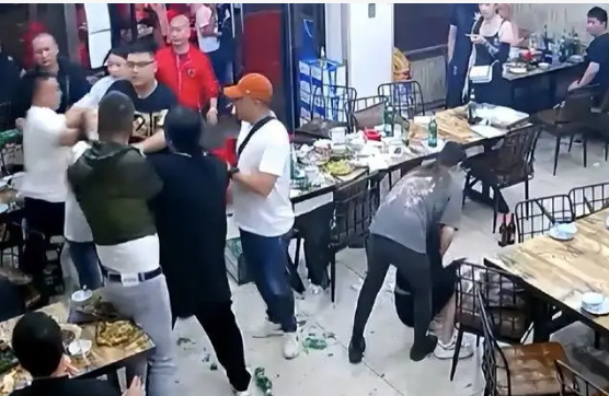 梁小龙|唐山事件中被打女生始终未发声！病房门口专人值守，梁小龙再次发声支援