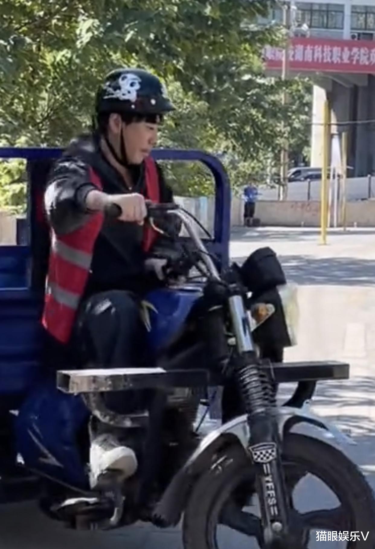 明星|台湾摇滚歌手信内地考驾照！骑三轮摩托动作熟练，打扮低调似路人