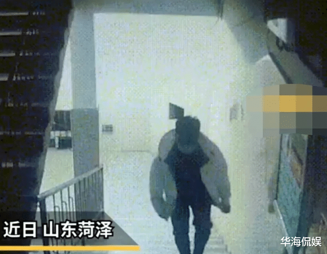 山东,菏泽。一名男子潜进校园实施盗窃,偷走了35名学生的生活费