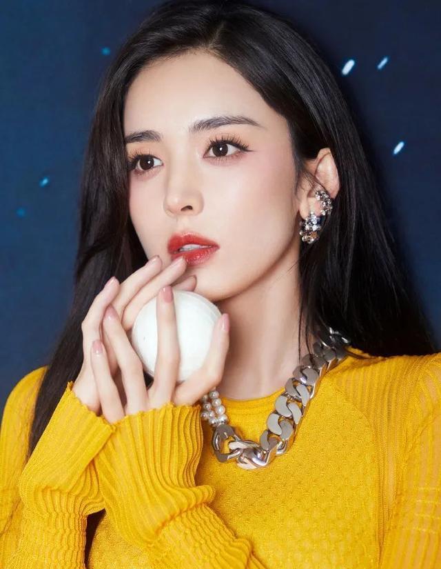 古力娜扎|娜扎身穿黄色毛衣超温柔！雪肤玉貌烈焰红唇美得让人窒息