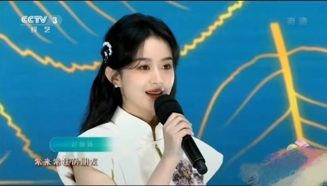 赵丽颖|赵丽颖终于争口气啦!穿改装旗袍力压众明星成焦点,美到央视去了