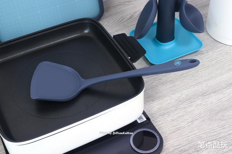 硅胶四件铲锅不粘,双面砧板生熟分离,这两套知吾煮厨具是真的香