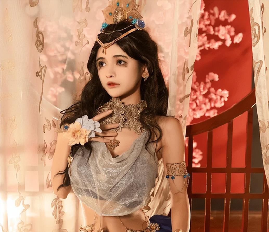 萝莉|网红“狗头萝莉”玩擦边?抹胸热舞惹争议,曾公开承认自己媚男