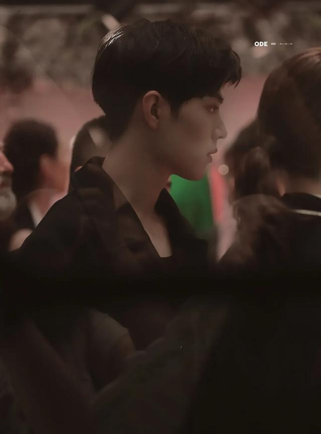 肖战|《人物》杂志盛赞肖战和五号病人的气质很相符,完全胜任这个角色