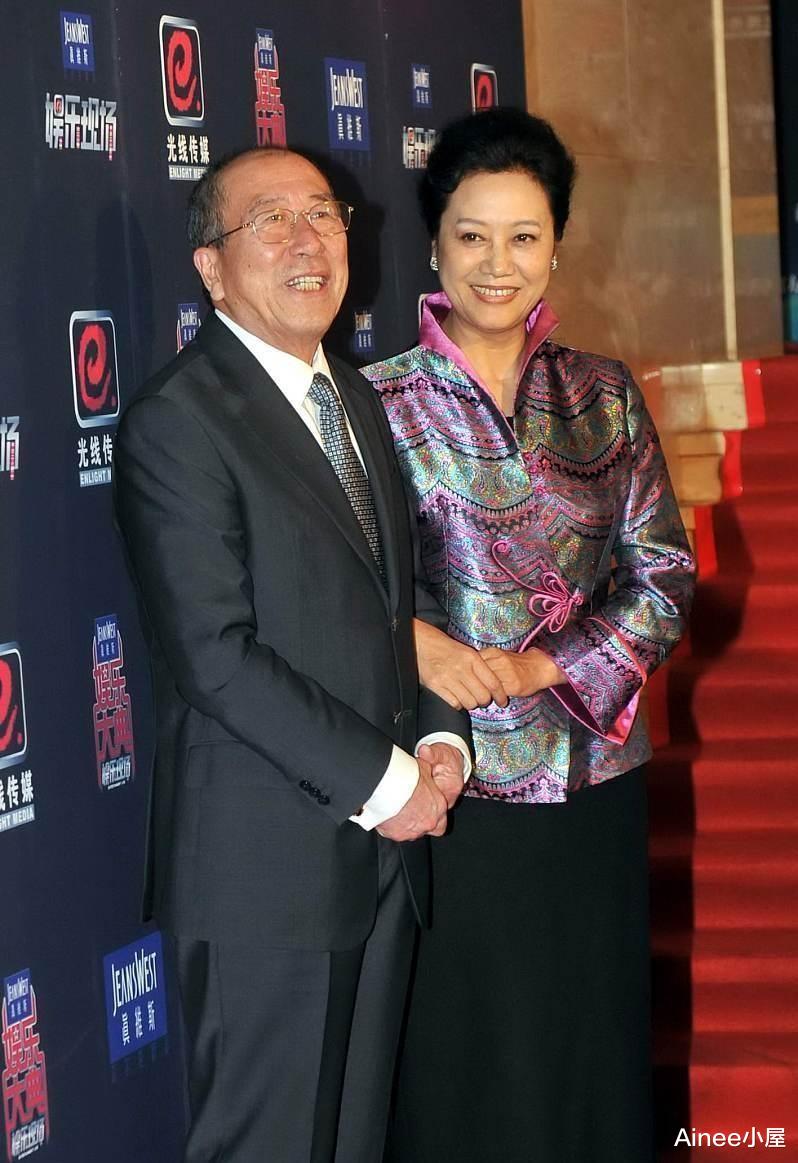 车晓|终于知道车晓为啥那么美了，妈妈穿套装贵气大方，看得出原来多美