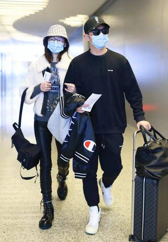 苗苗|真羡慕郑恺!老婆素颜出镜也清纯,腿长比例好到不真实